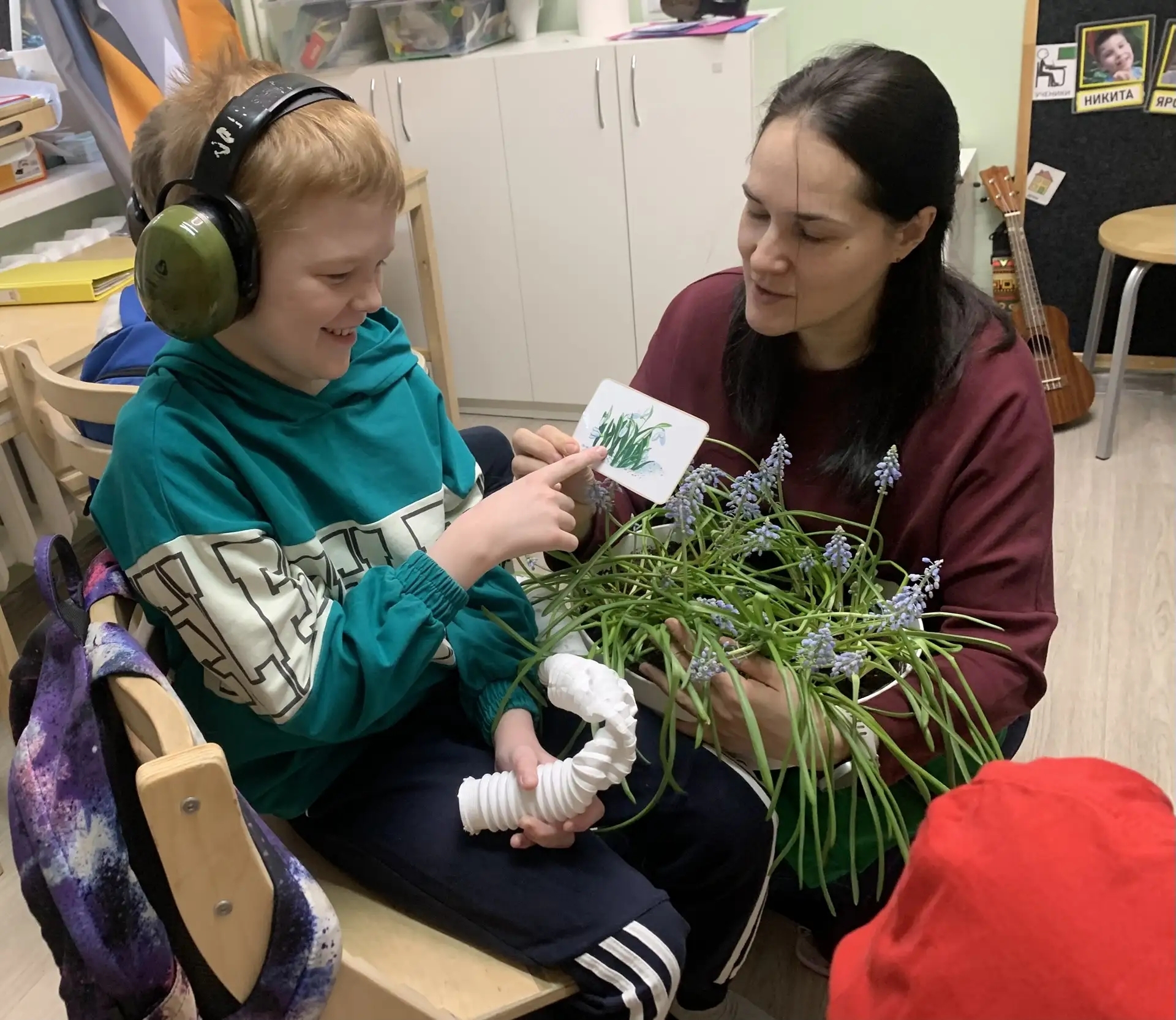 Иллюстрация к публикации «Апрель в разгаре и мы все верим, что солнце вернется😎. Наши мускари его тоже ждут. С декабря😀…» на сайте «Своя школа».