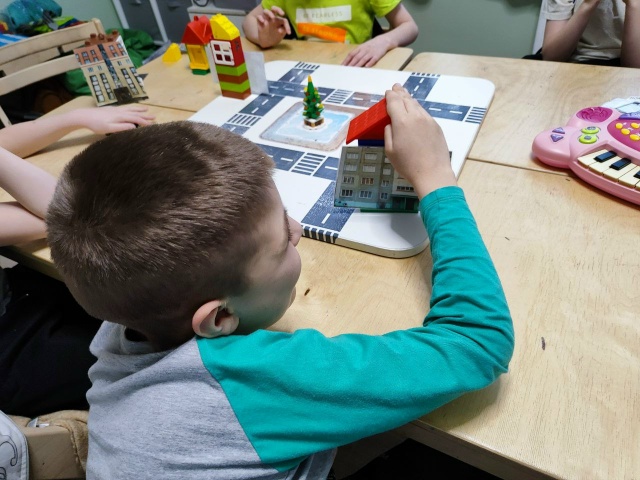 Иллюстрация к публикации «Как наглядно объяснить особому ребенку, что такое "город"?» на сайте «Своя школа».