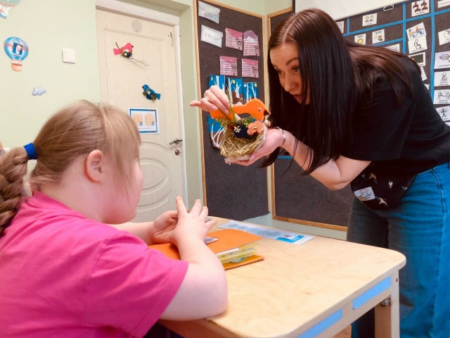 Иллюстрация к публикации «Солнышко, синее-синее небо, снег тает и птицы поют. Весна… А дети учатся вить гнезда -…» на сайте «Своя школа».